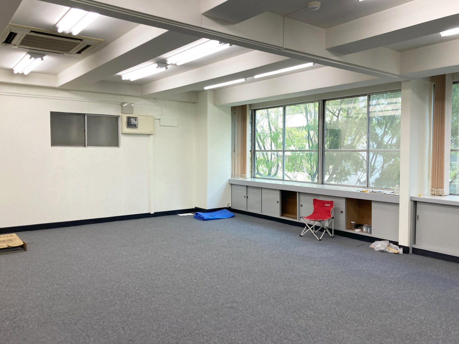 オフィスビル出入口（5階・22坪）