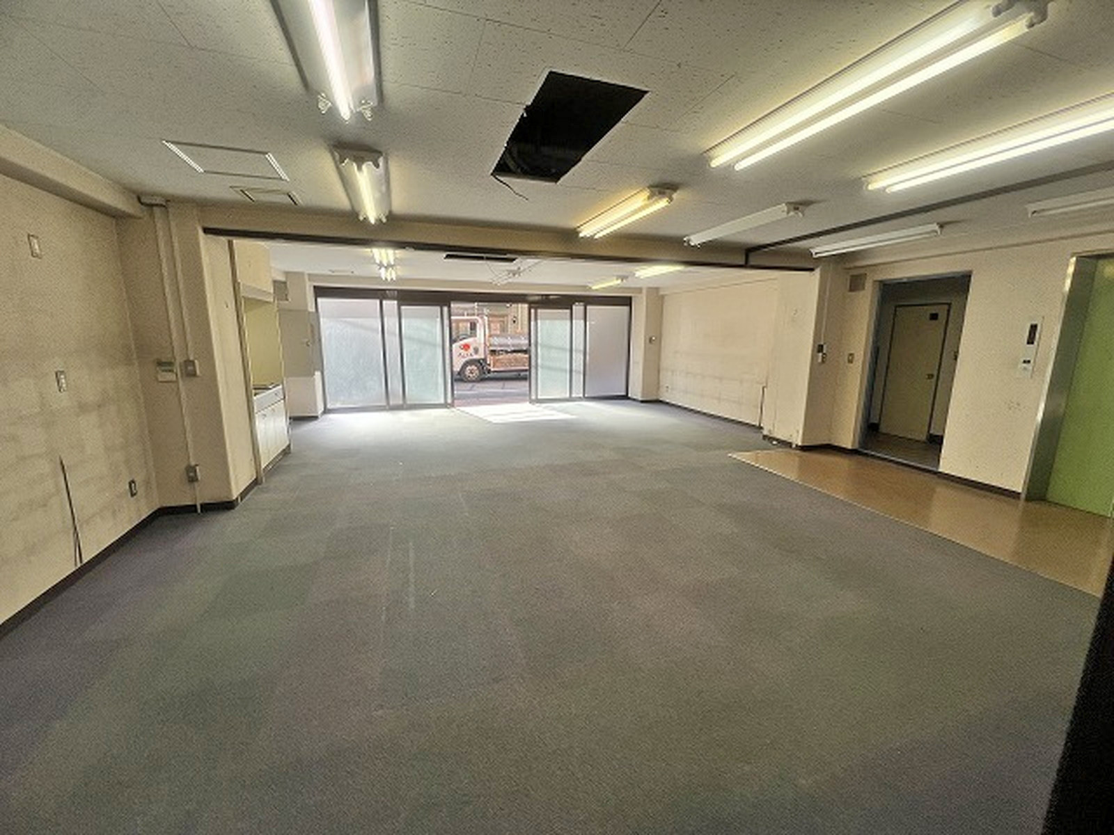 貸室奥側から見た室内