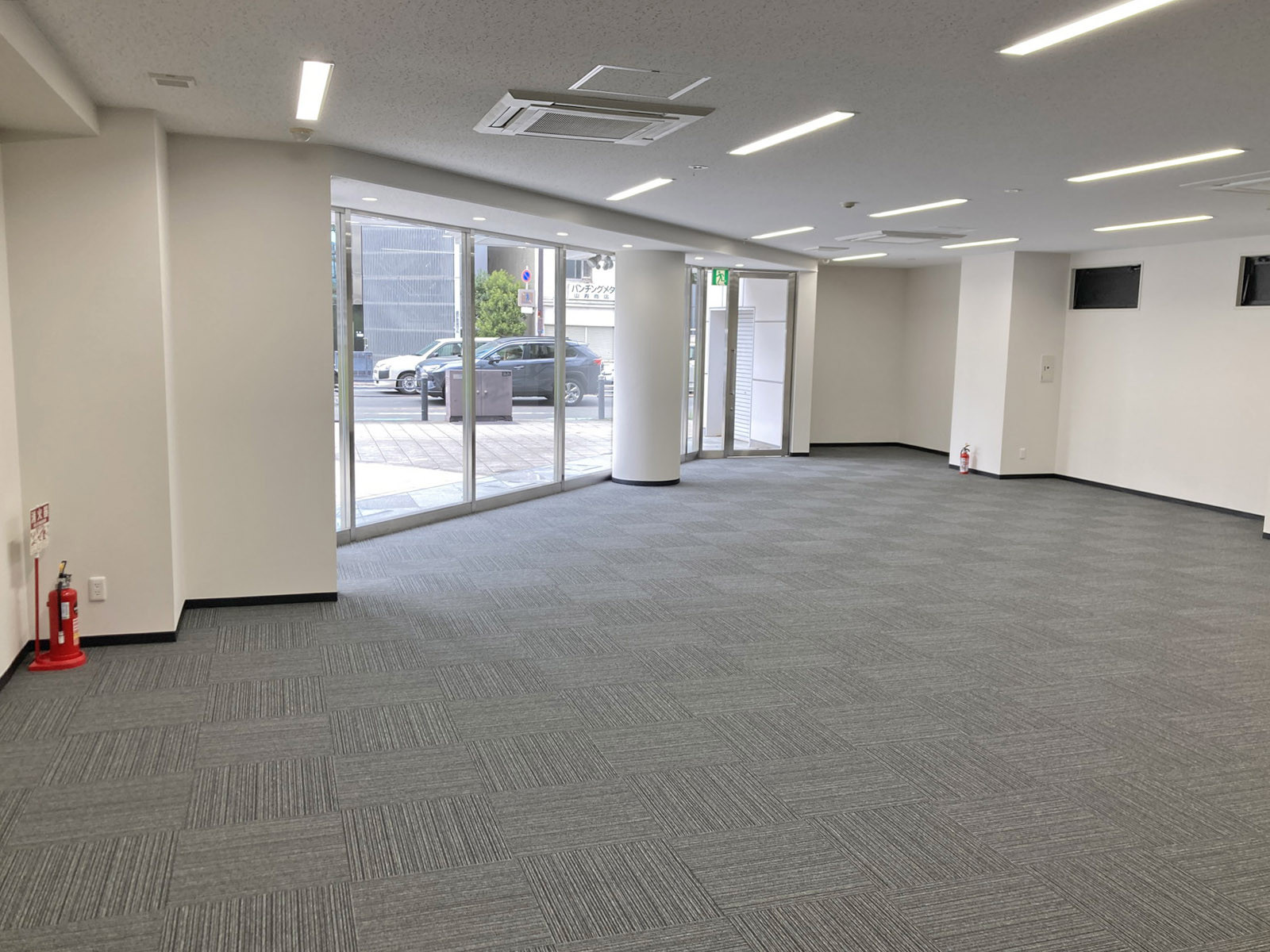 貸室奥側から見た室内