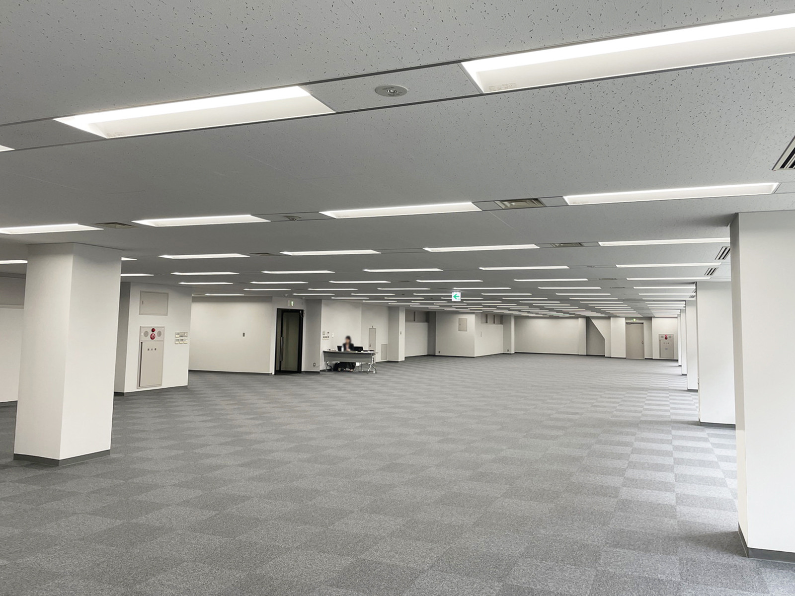 貸室奥側から見た室内