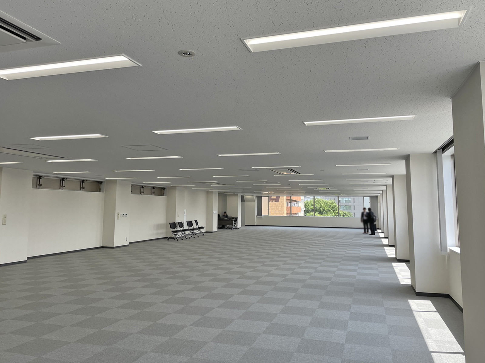 貸室奥側から見た室内