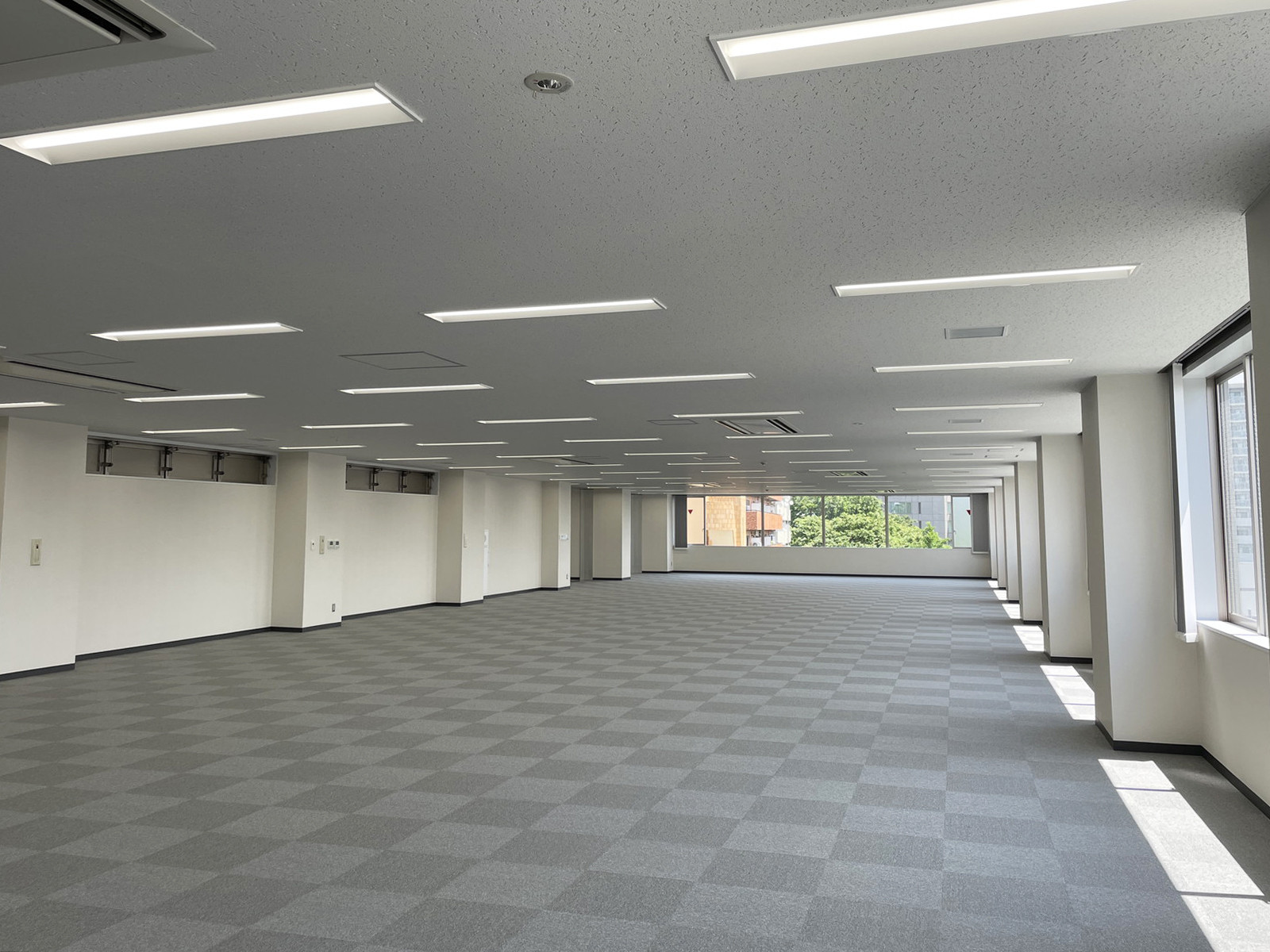 貸室奥側から見た室内