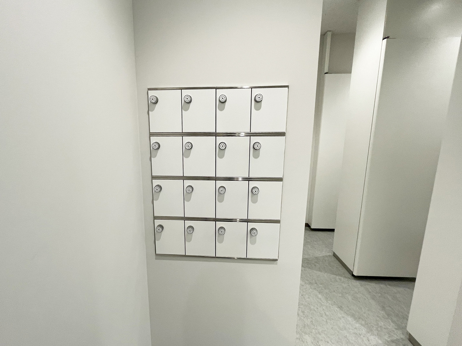女性トイレ内の小物入れ