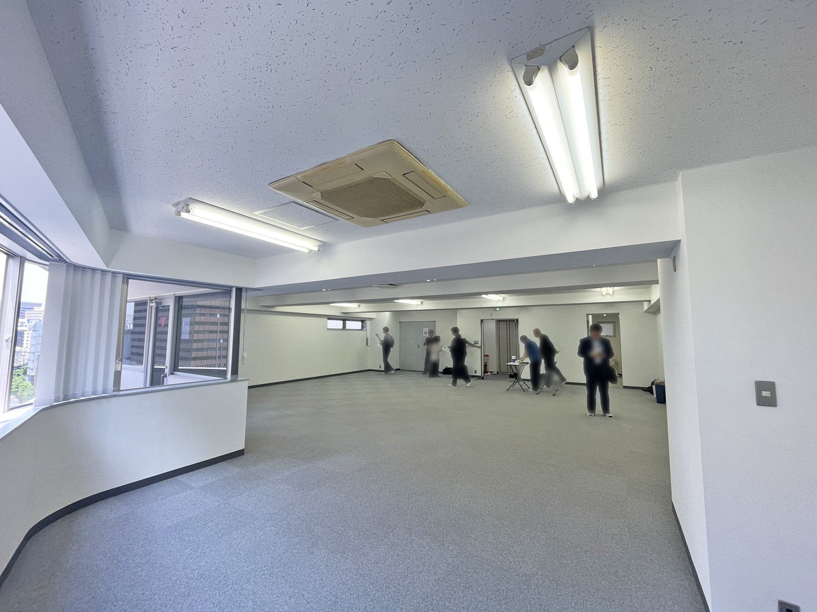 貸室奥側から見た室内