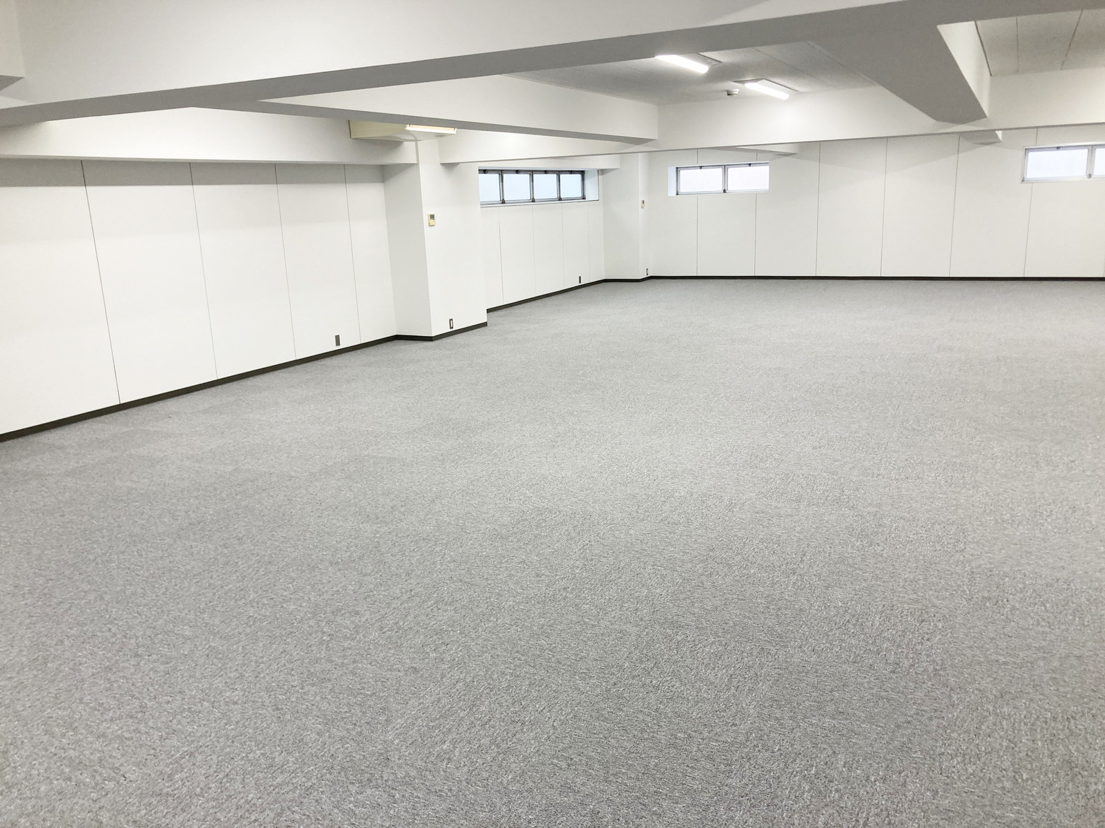 シンプルで清潔感のある室内