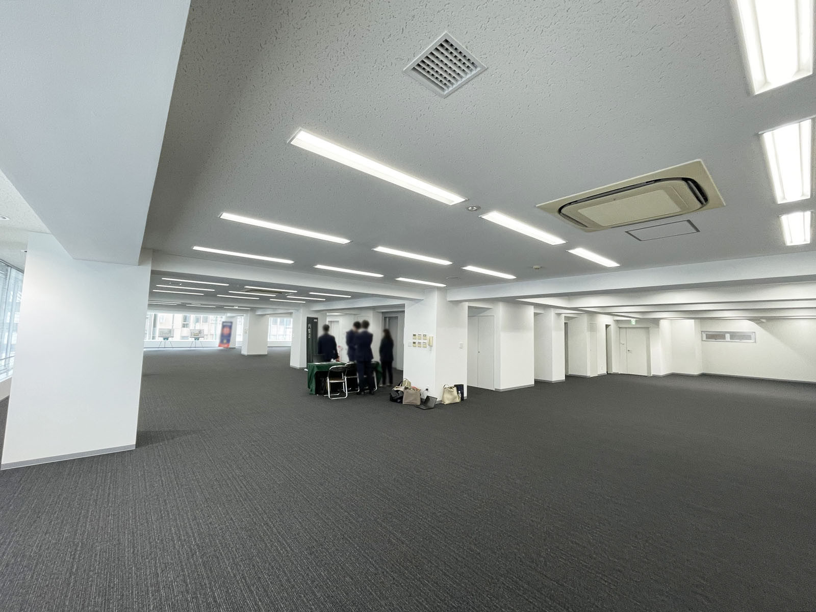 貸室奥側から見た室内