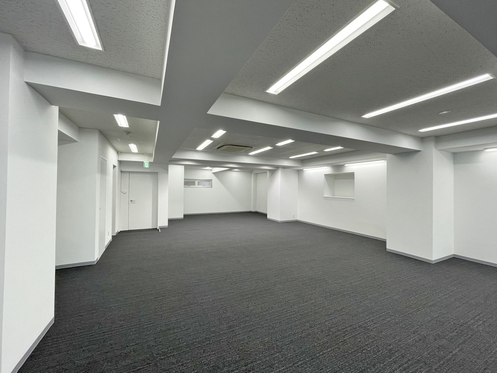 奥行きのある室内
