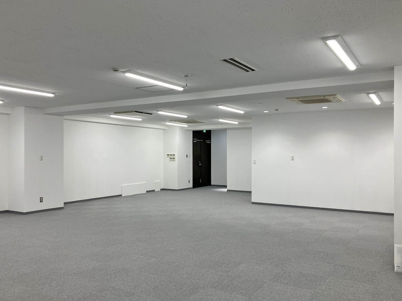 貸室奥側から見た室内
