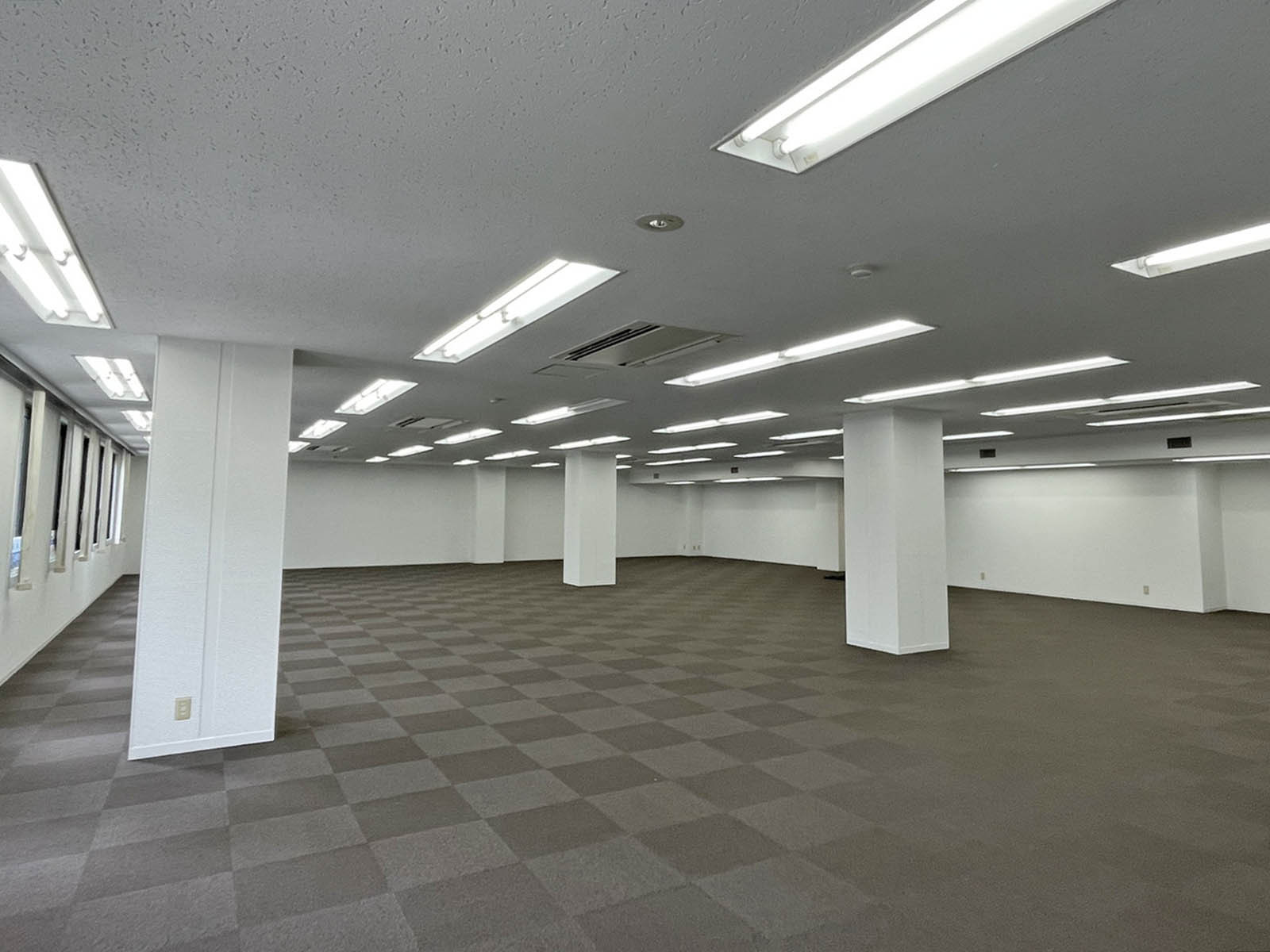 貸室奥側から見た室内