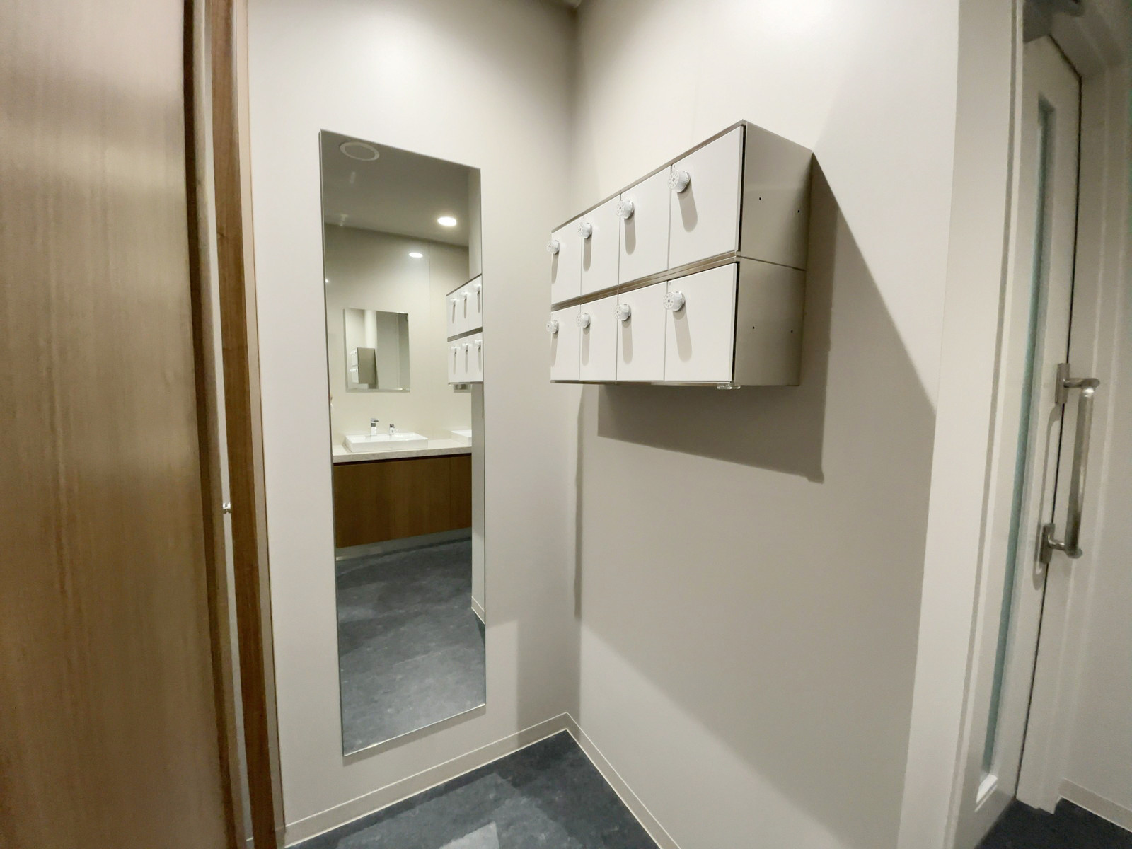 女性用トイレの全身鏡と小物入れ