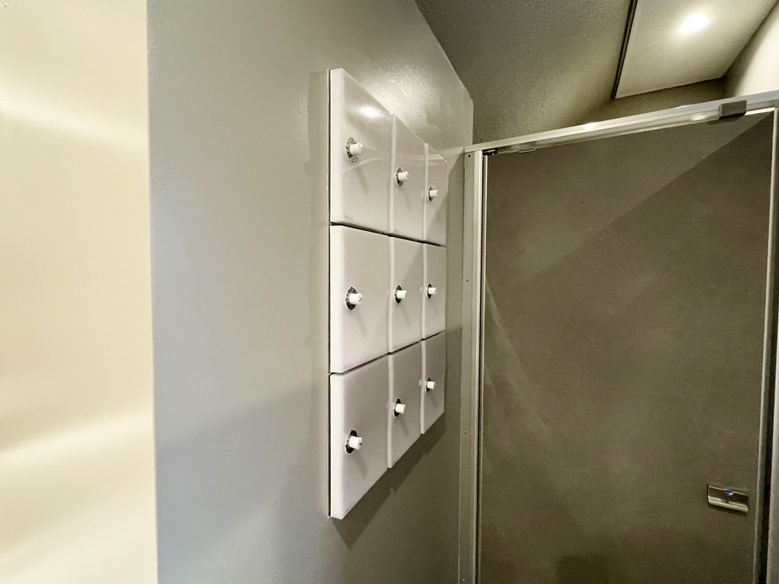 女性用トイレ内の小物入れ