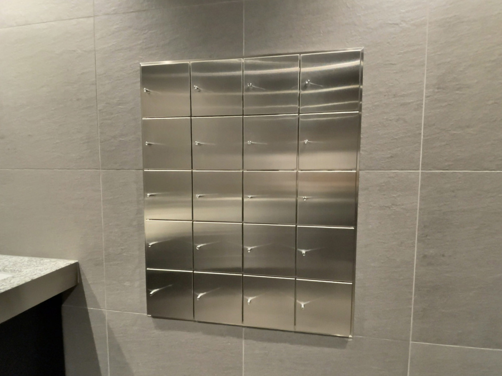 女性用トイレの小物入れ