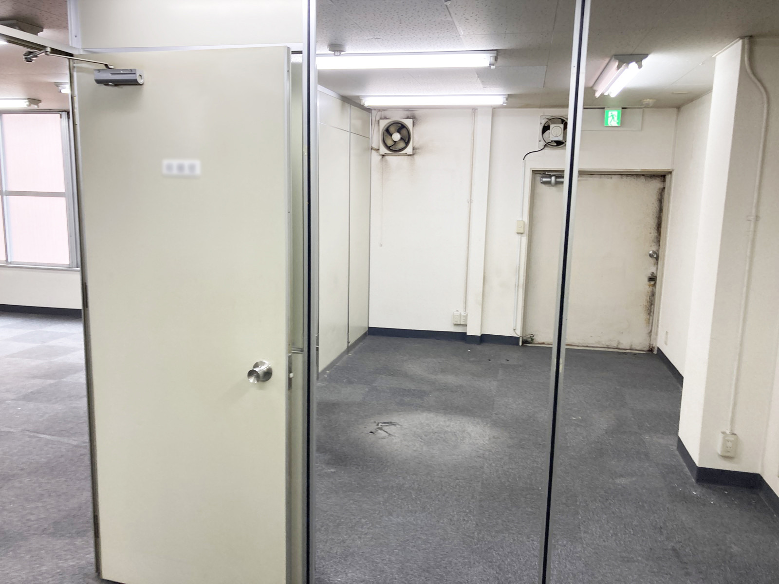 一部仕切りのある室内