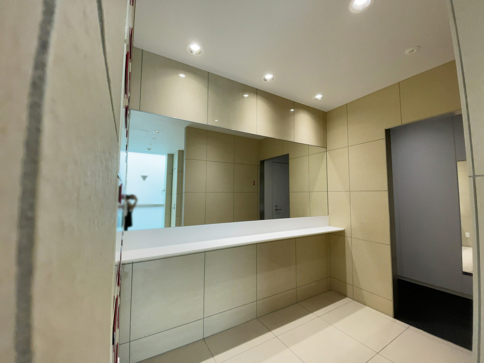 女性用トイレのパウダースペース