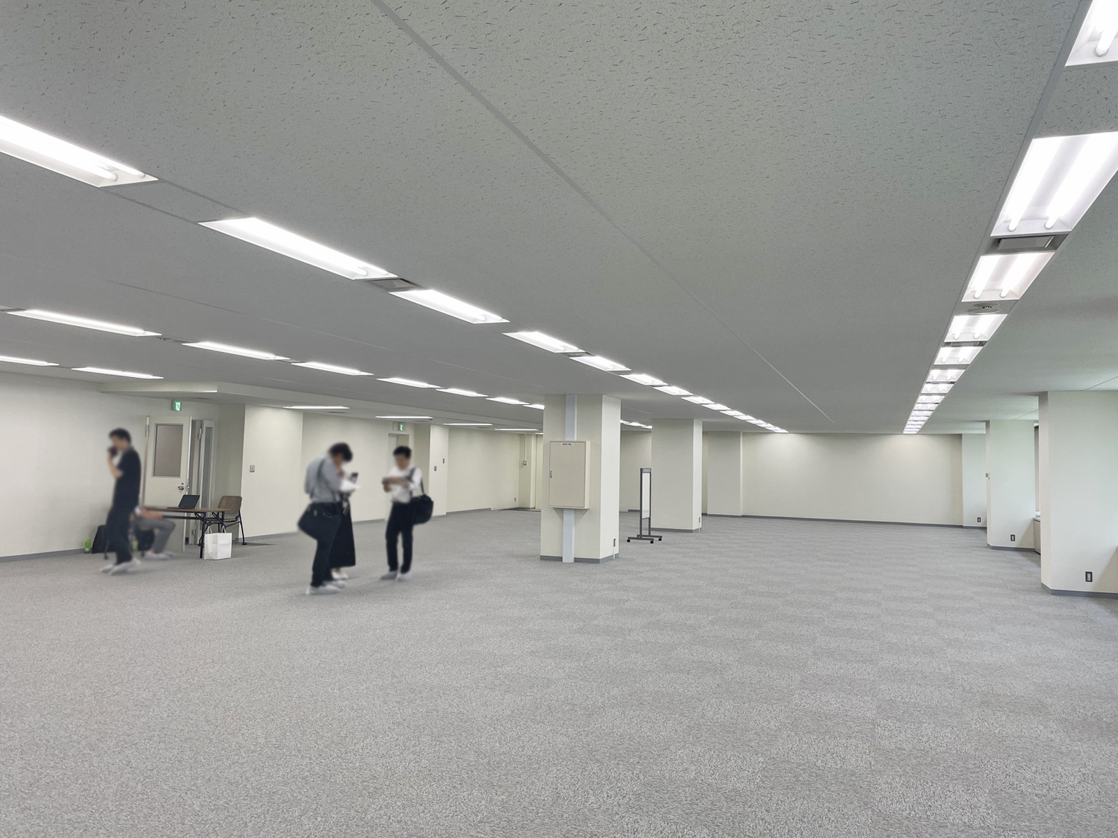 貸室奥側から見た室内
