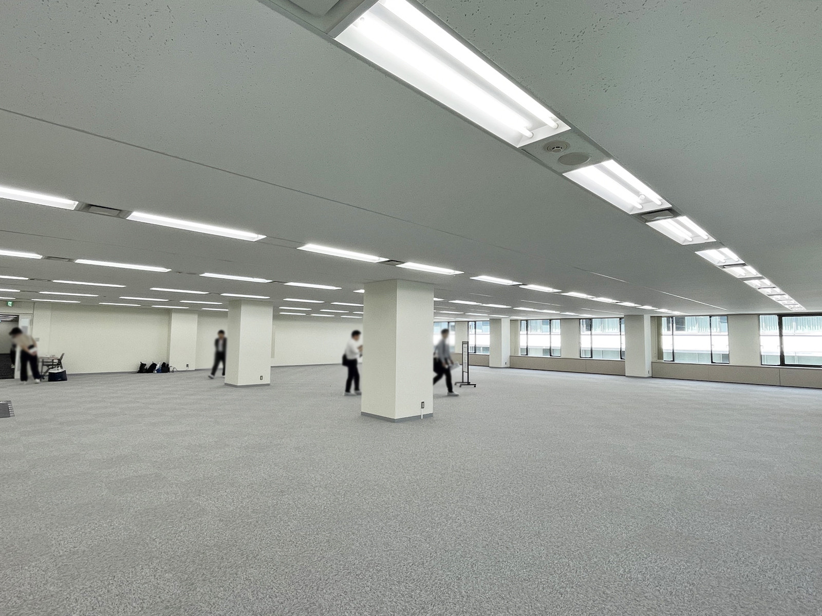 貸室奥側から見た室内