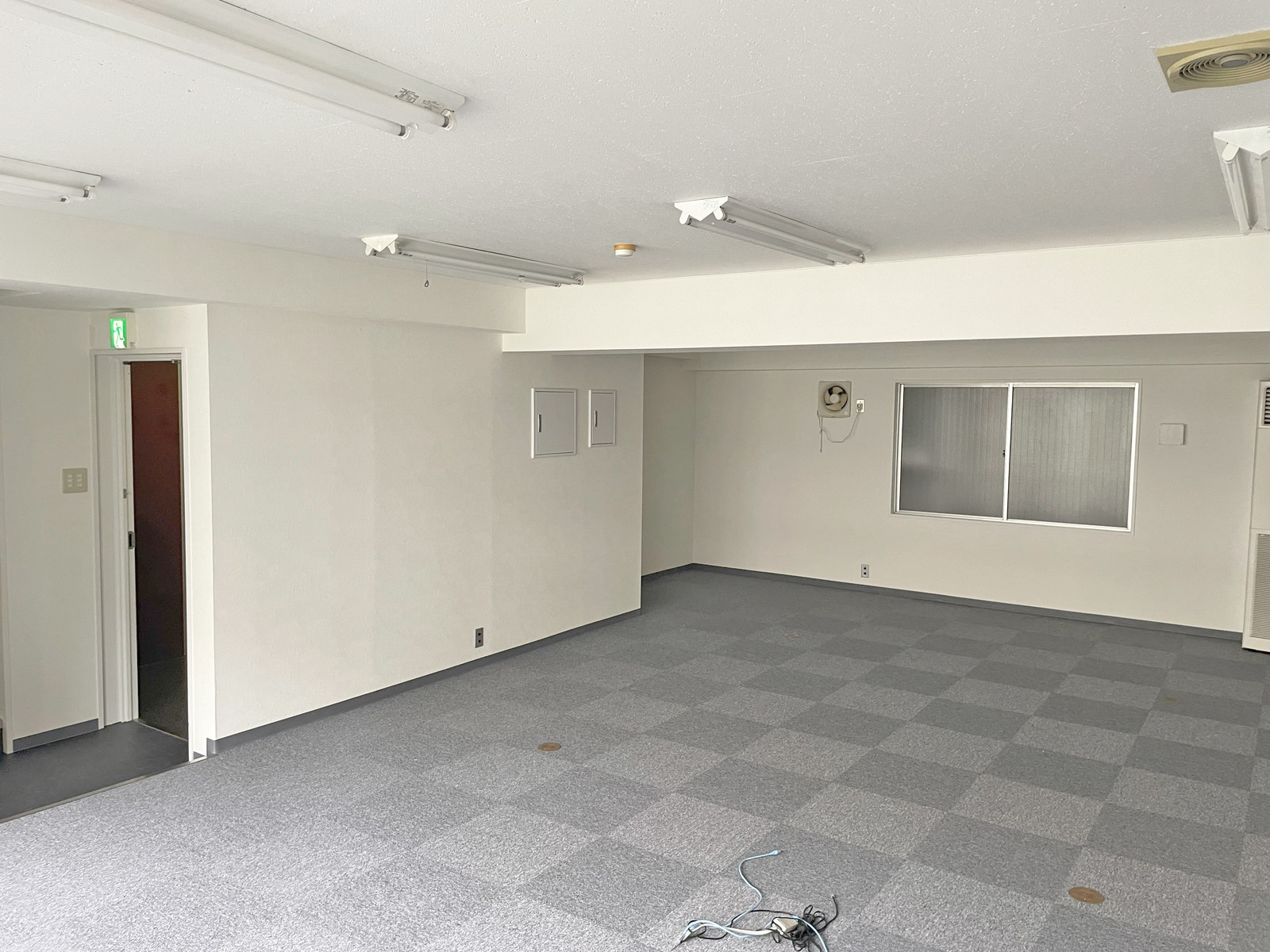 貸室奥側から見た室内