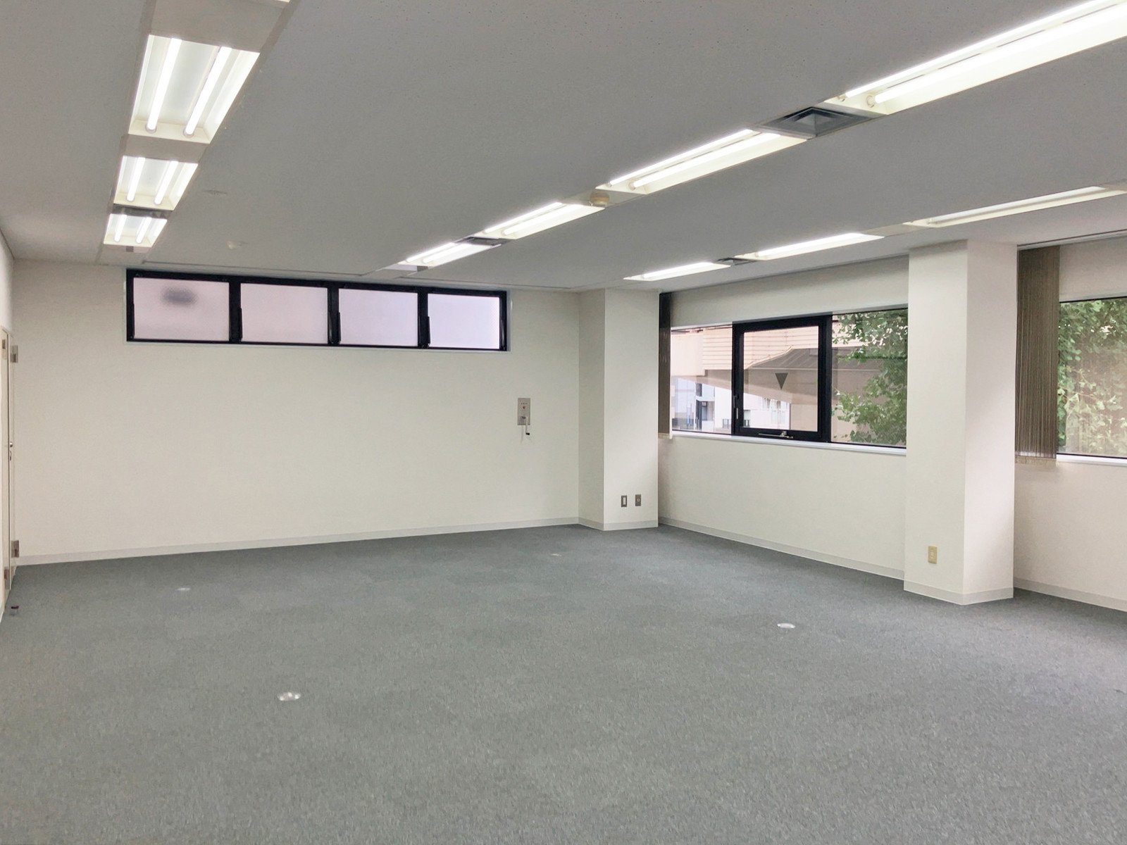 貸室奥側から見た室内