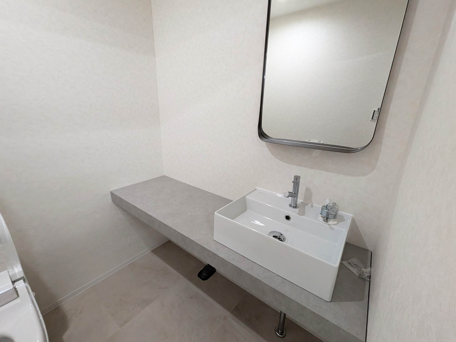 個室トイレと洗面台