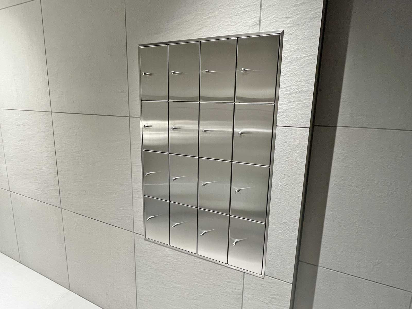 トイレ備え付け小物入れ