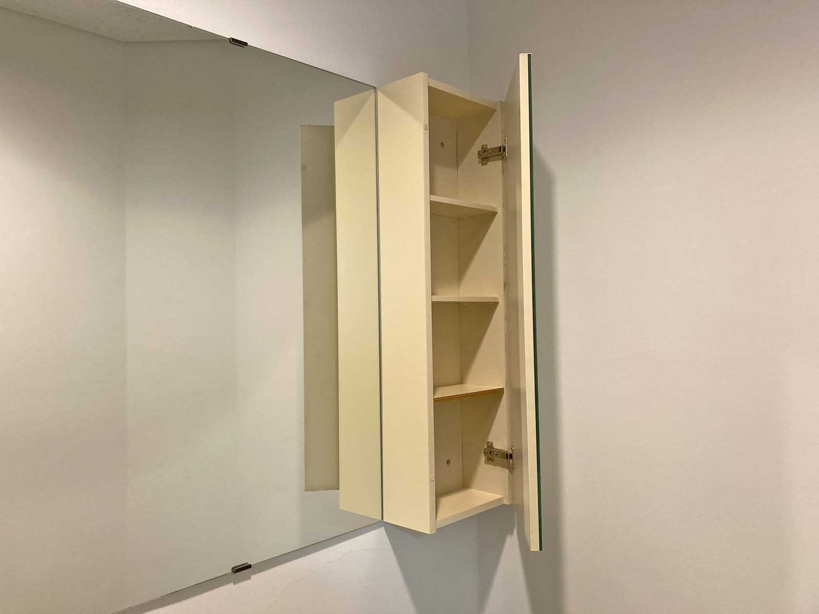 トイレ備え付け小物入れ