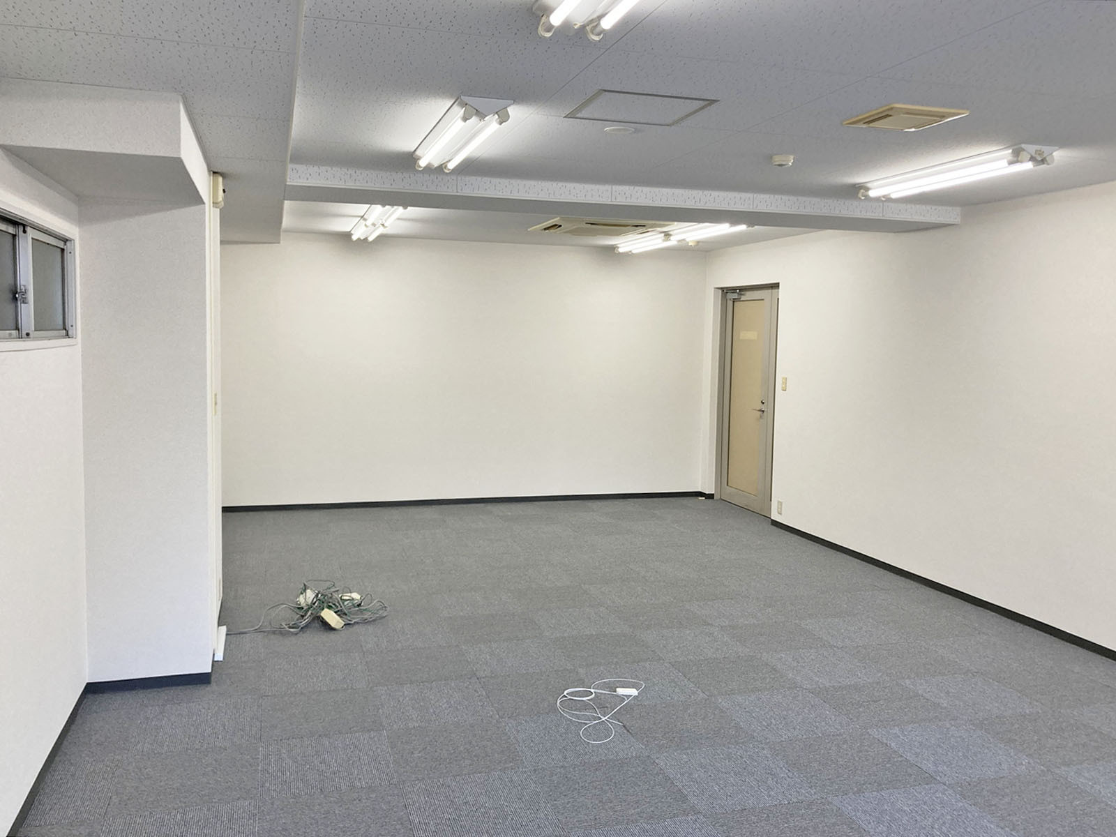 貸室奥側から見た室内