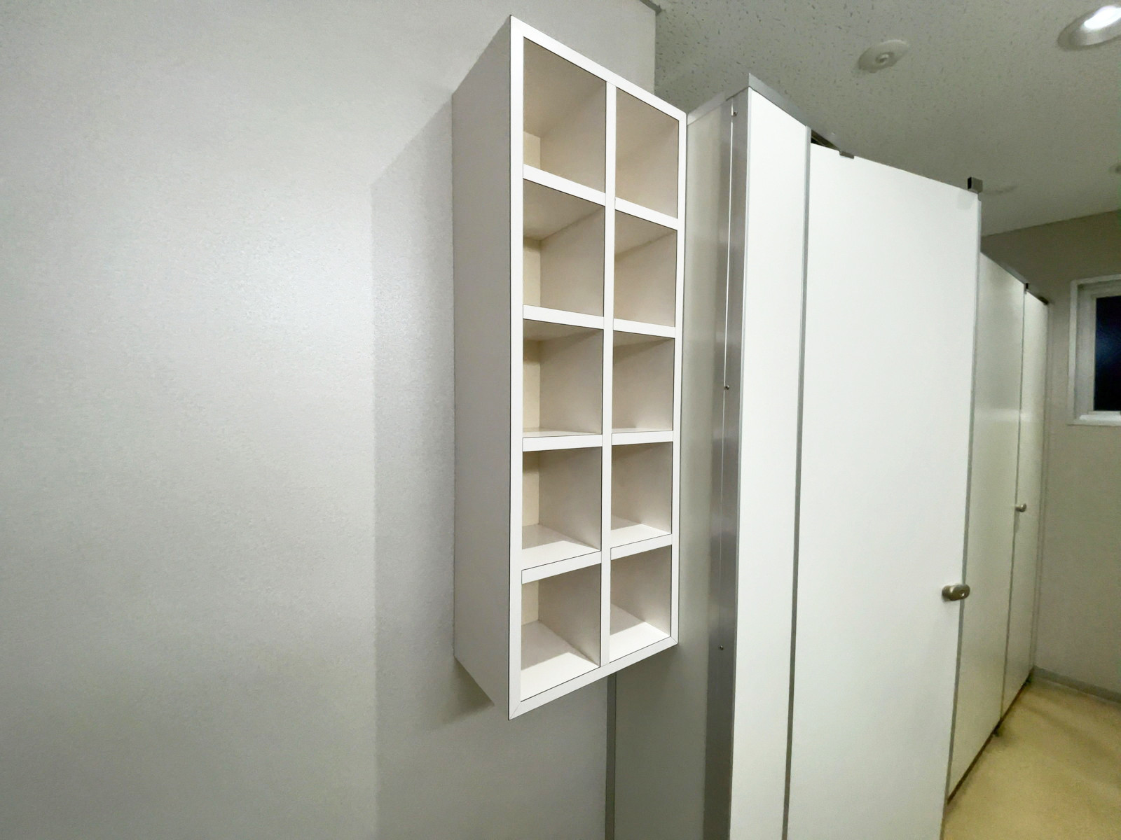 女性用トイレ内の小物入れ