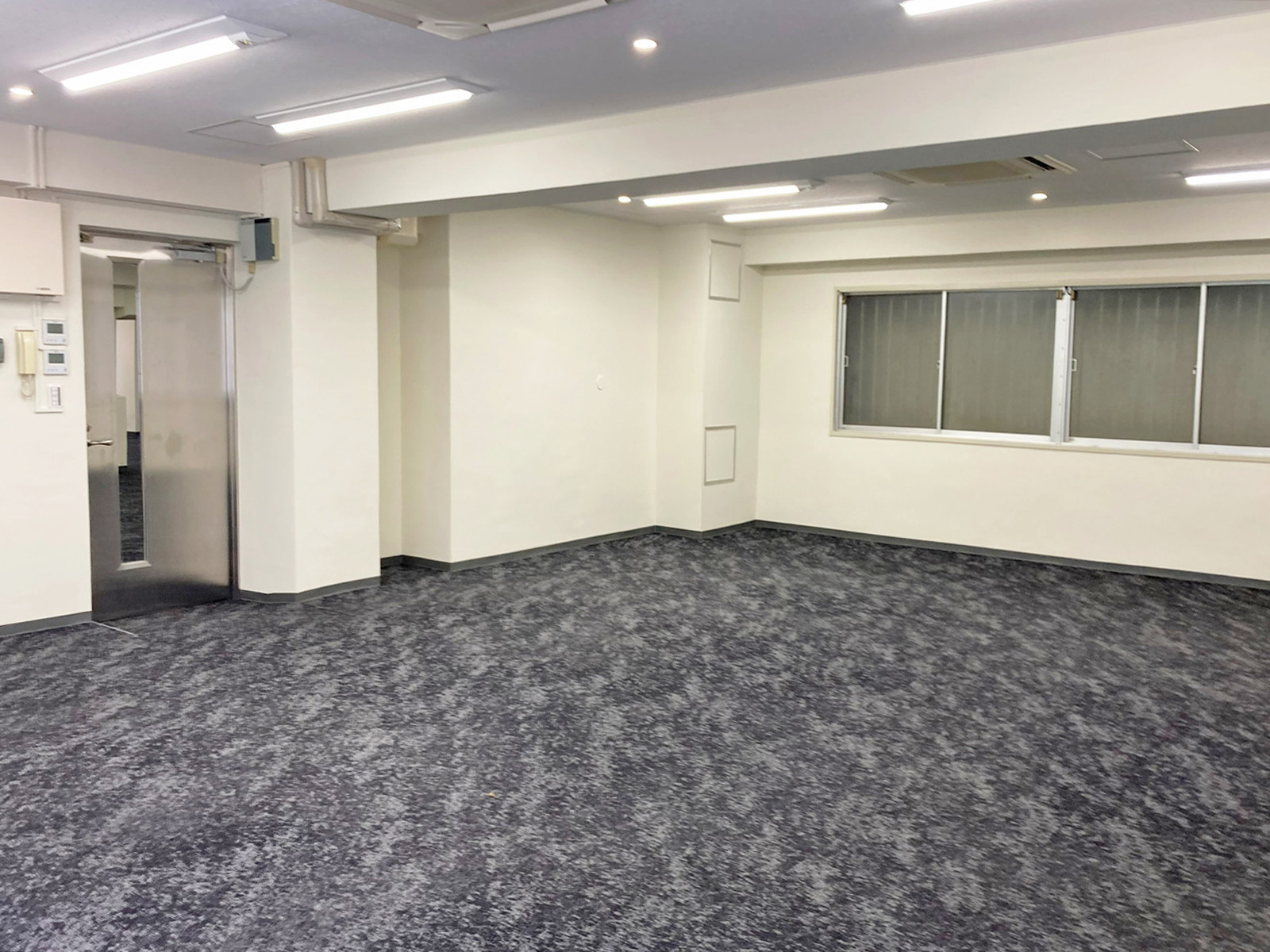 貸室奥側から見た室内