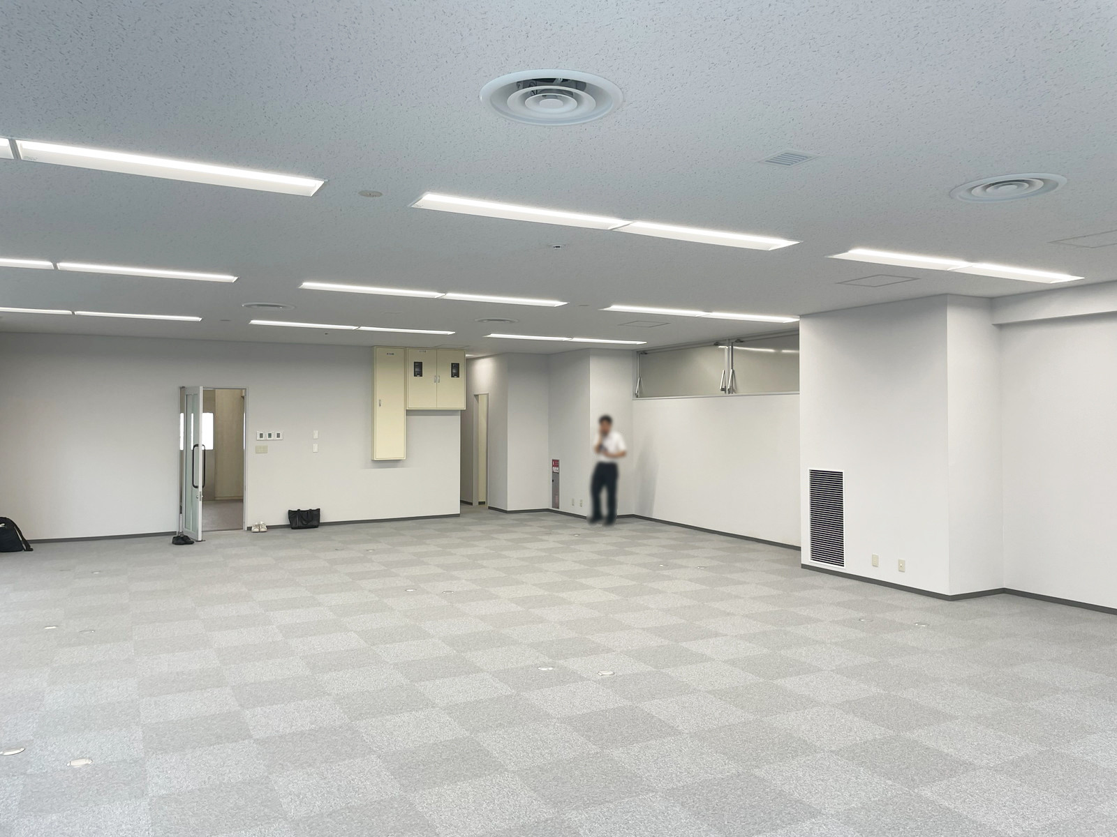 貸室奥側から見た室内