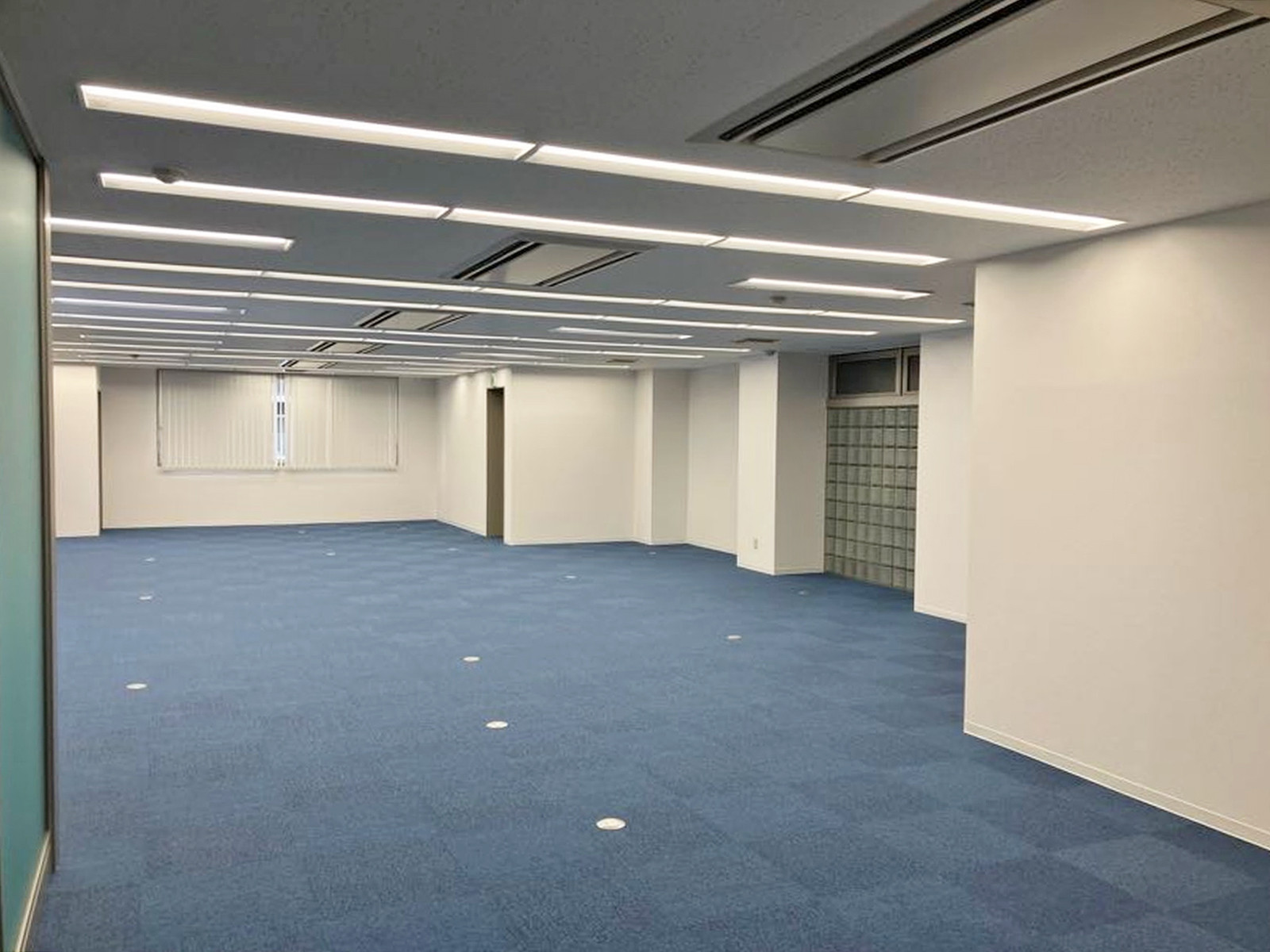 貸室奥側から見た室内