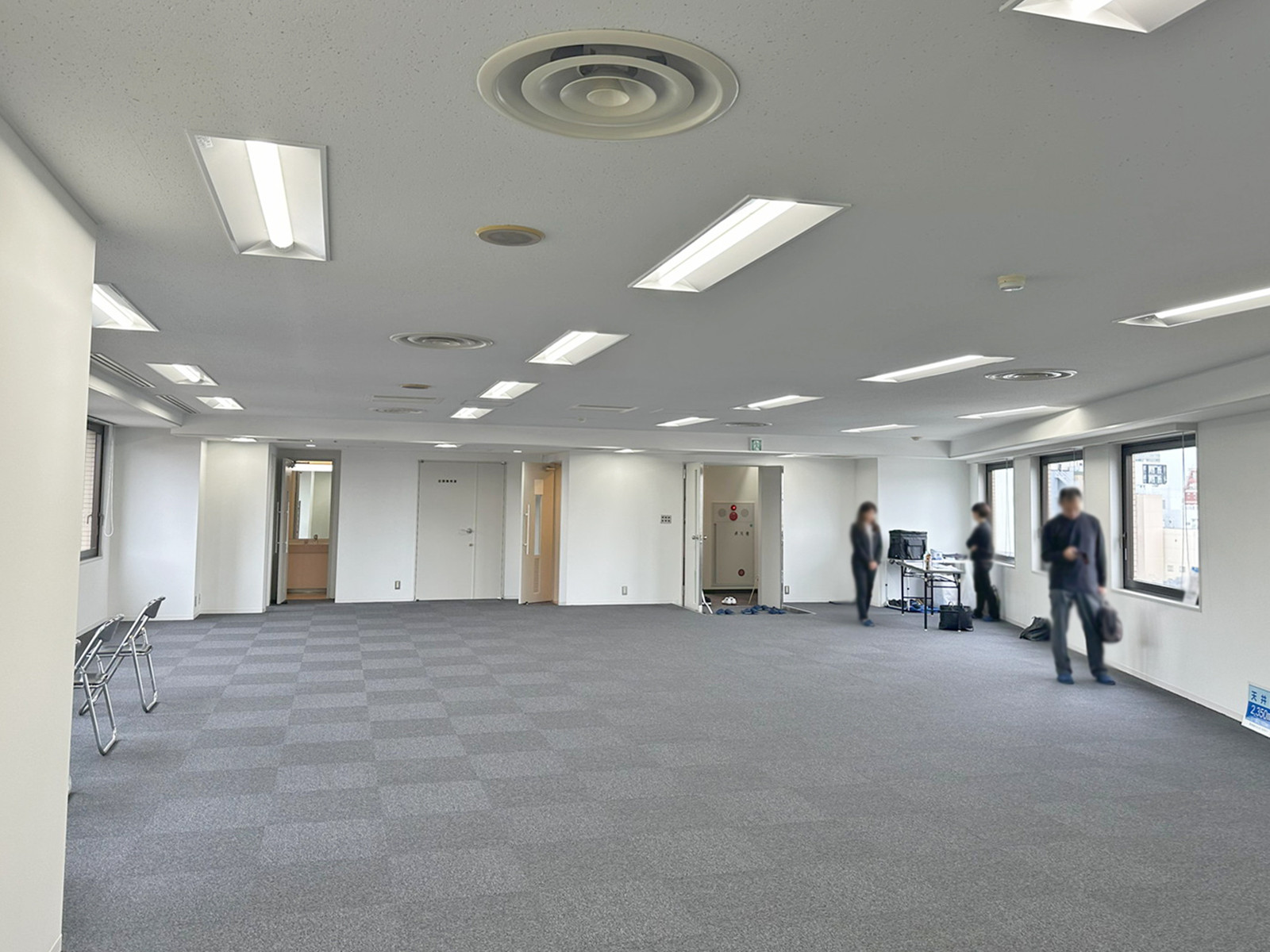 貸室奥側から見た室内