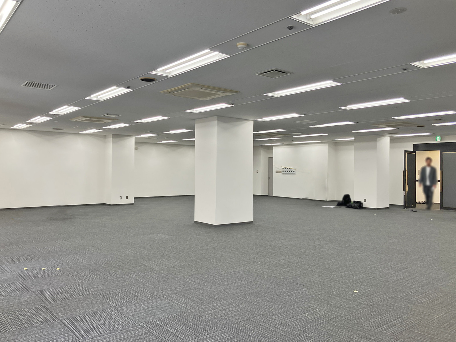 貸室奥側から見た室内
