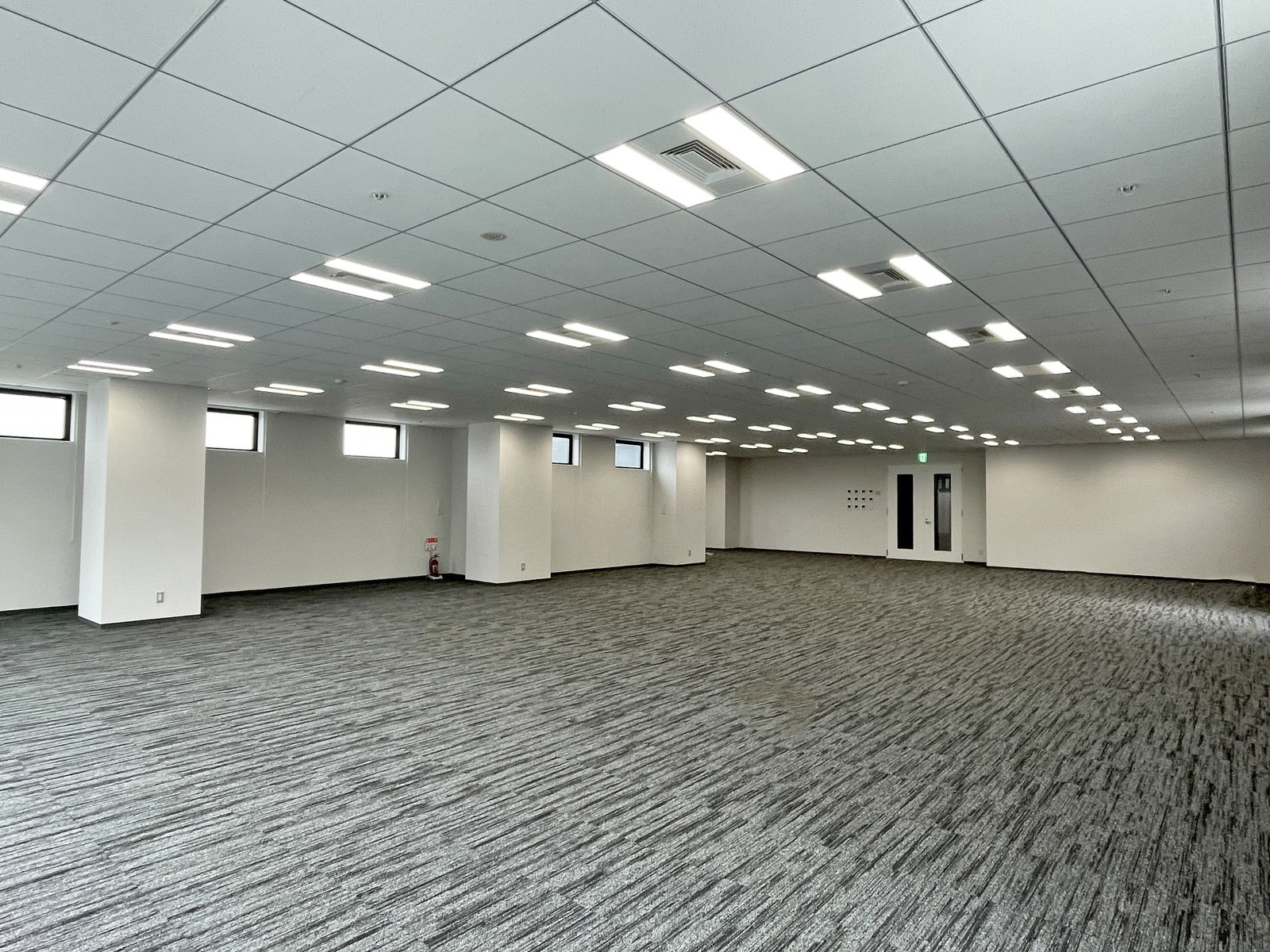 貸室奥側から見た室内