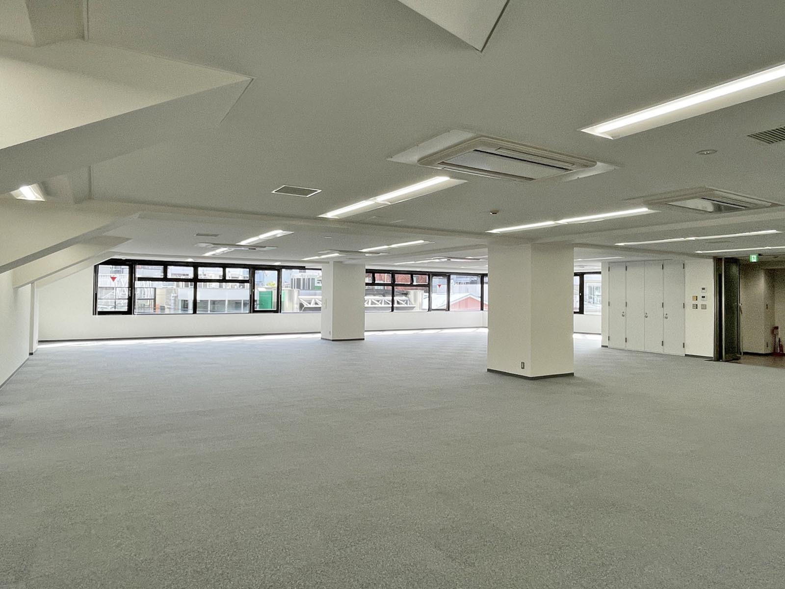 貸室奥側から見た室内
