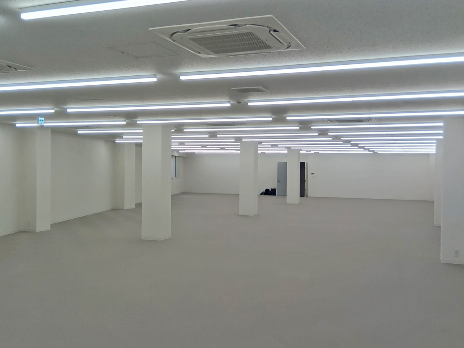 貸室奥側から見た室内