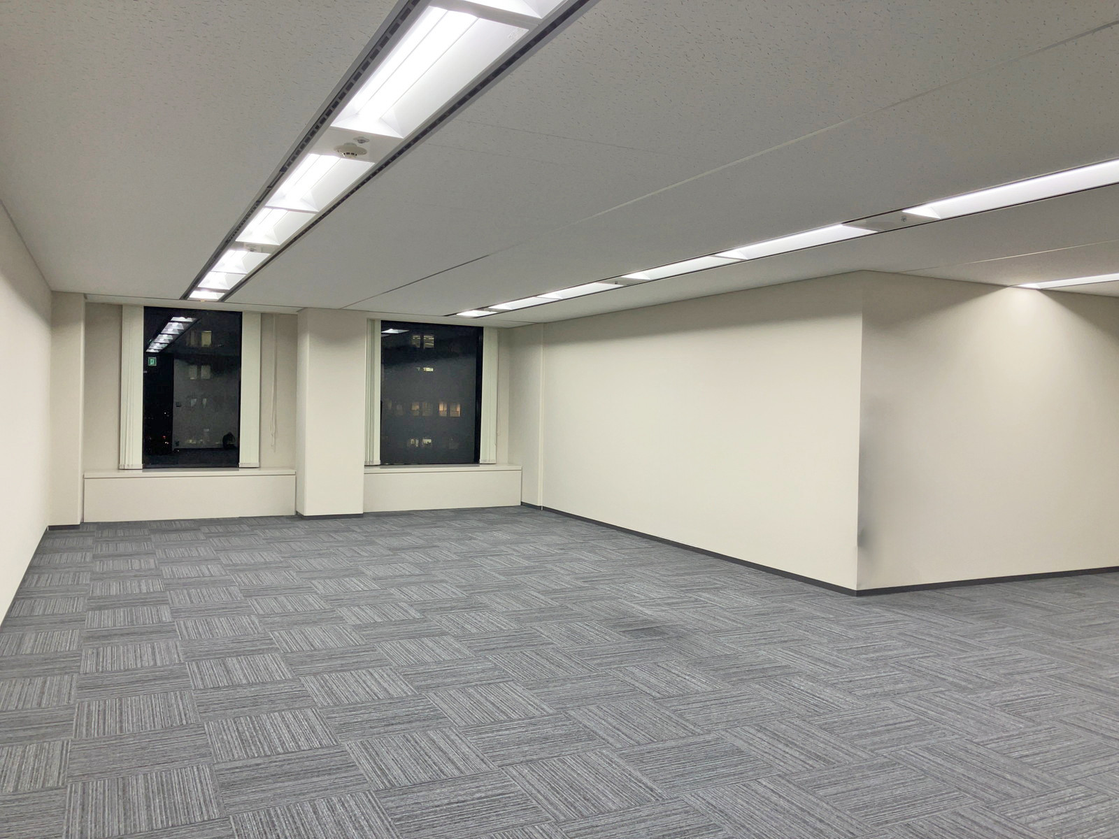 貸室奥側から見た室内