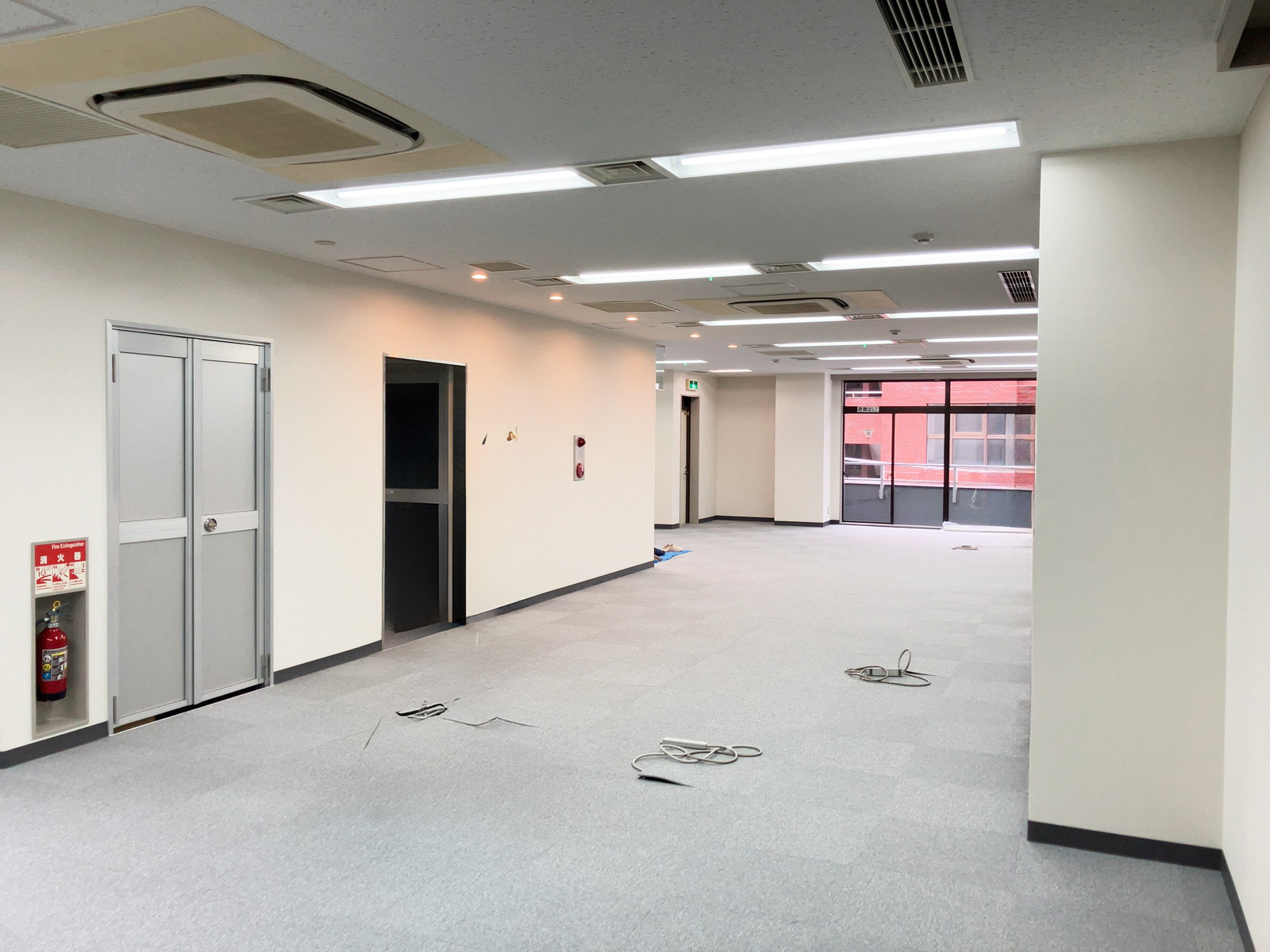 貸室奥側から見た室内