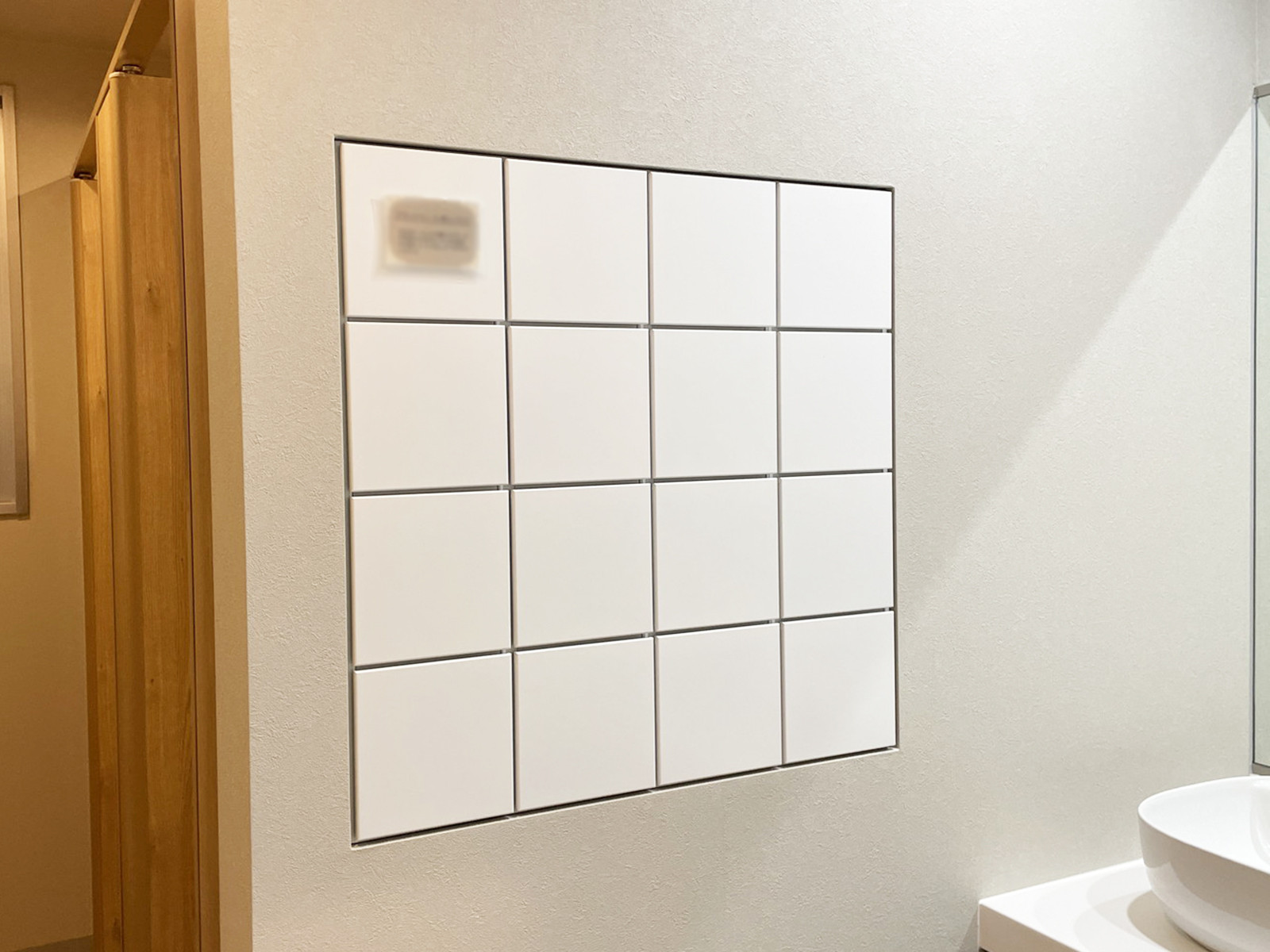 女性用トイレ内の小物入れ