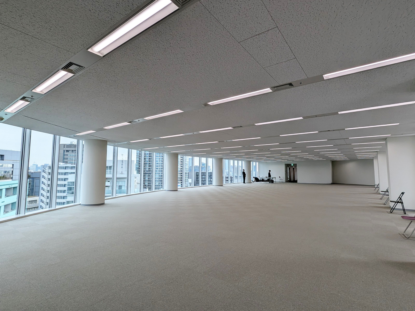 貸室奥側から見た室内