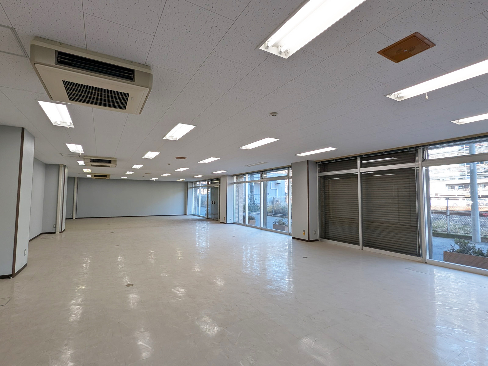 明るい貸室内