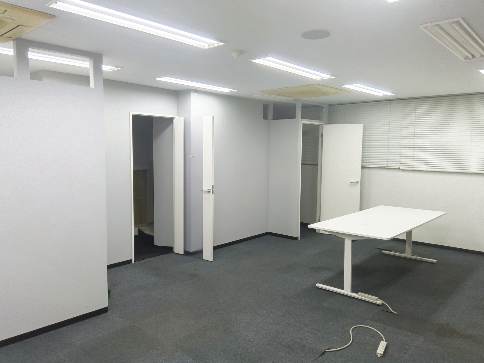 シンプルな室内