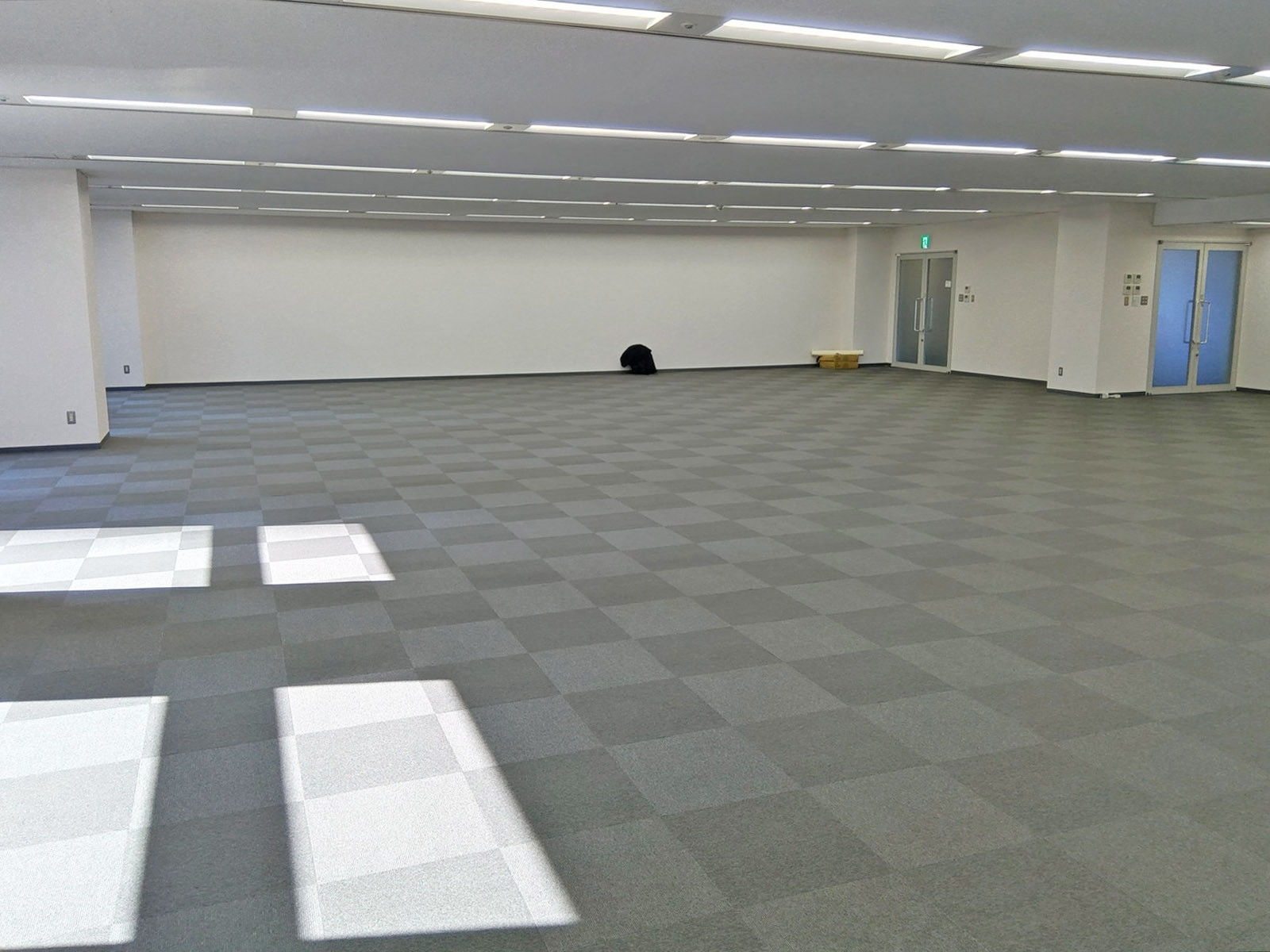 貸室奥側から見た室内