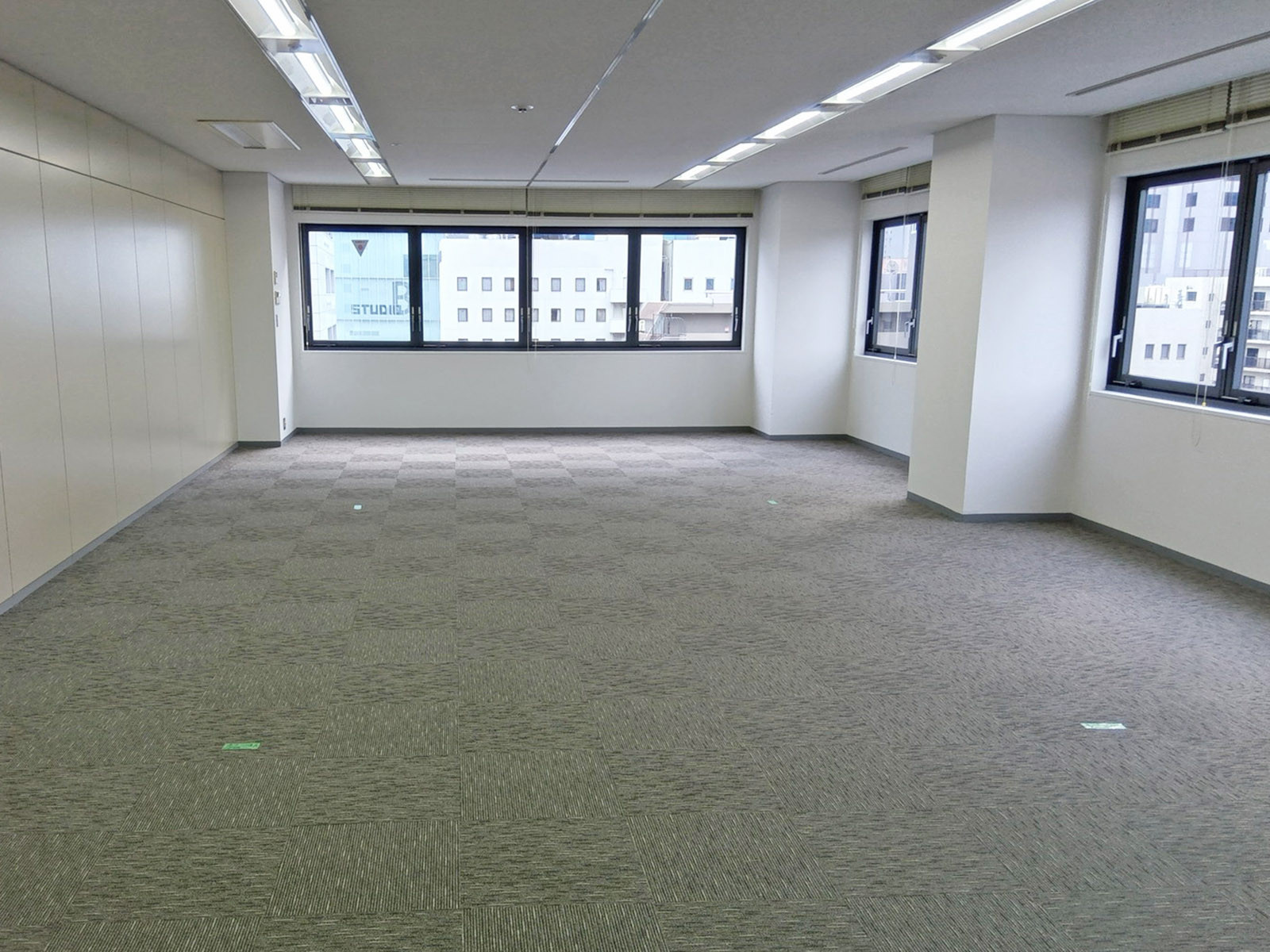 貸室奥側から見た室内