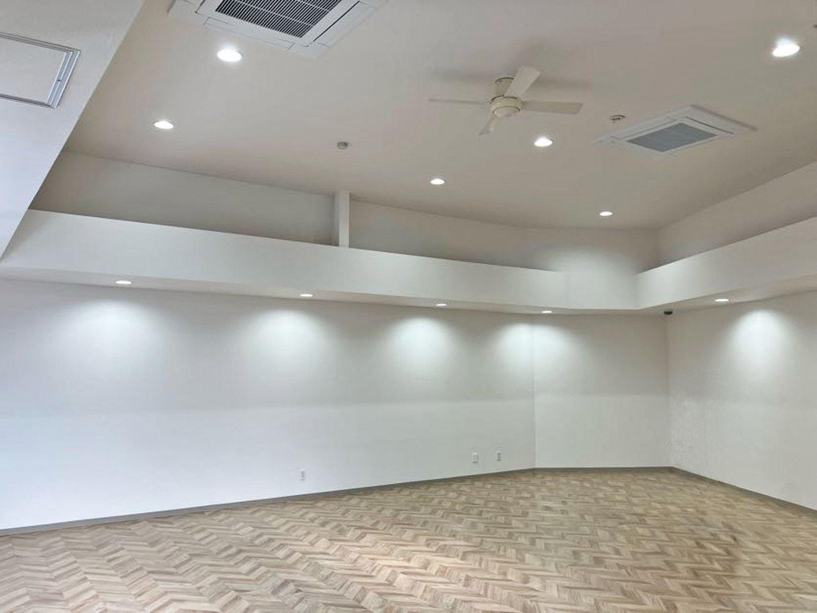 貸室奥側から見た室内