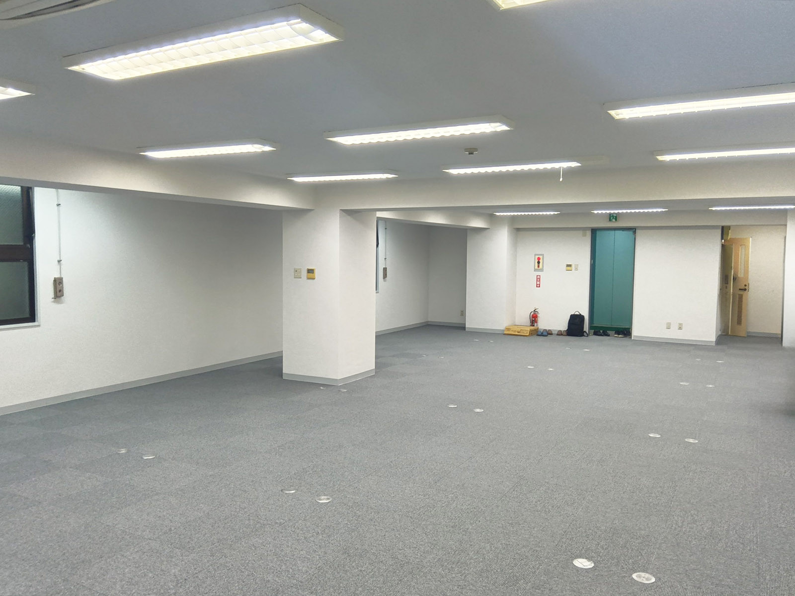 貸室奥側から見た室内