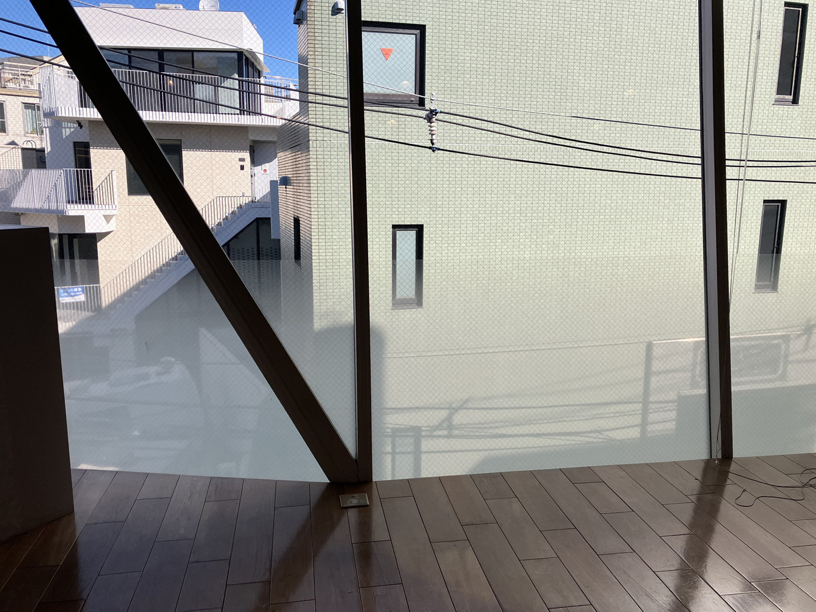ガラス張りで大きな窓面