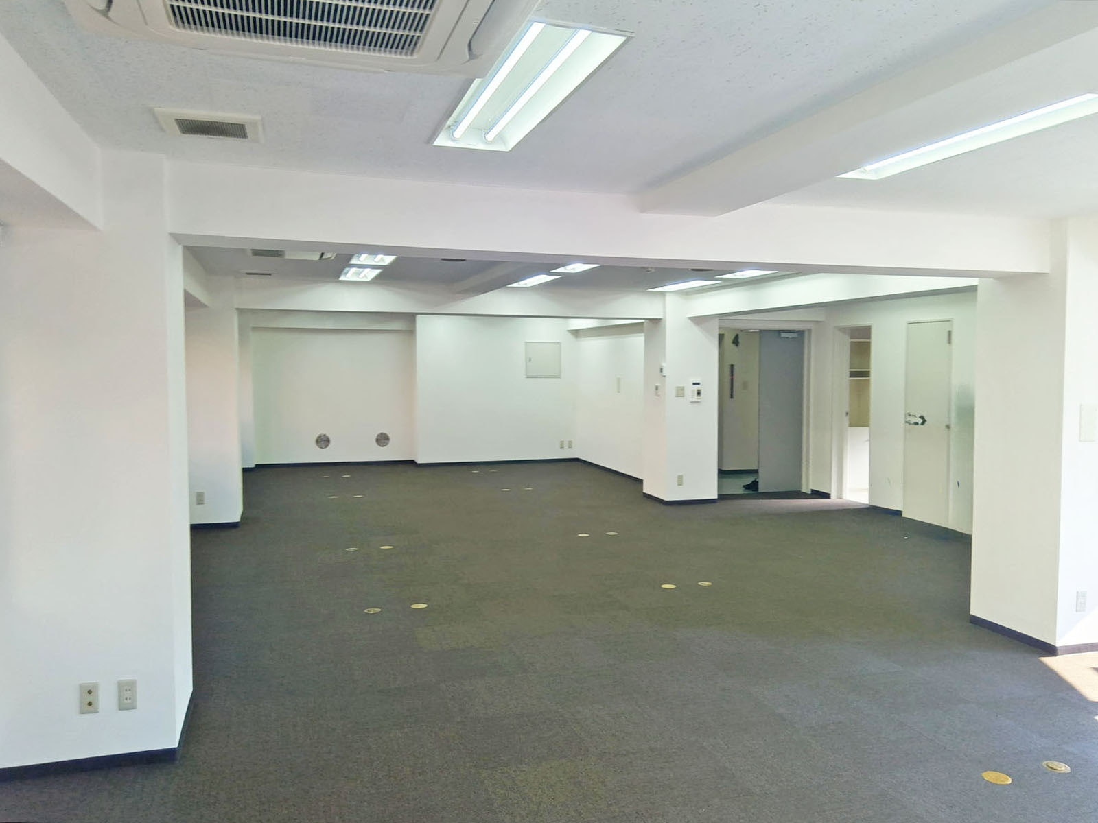 貸室奥側から見た室内