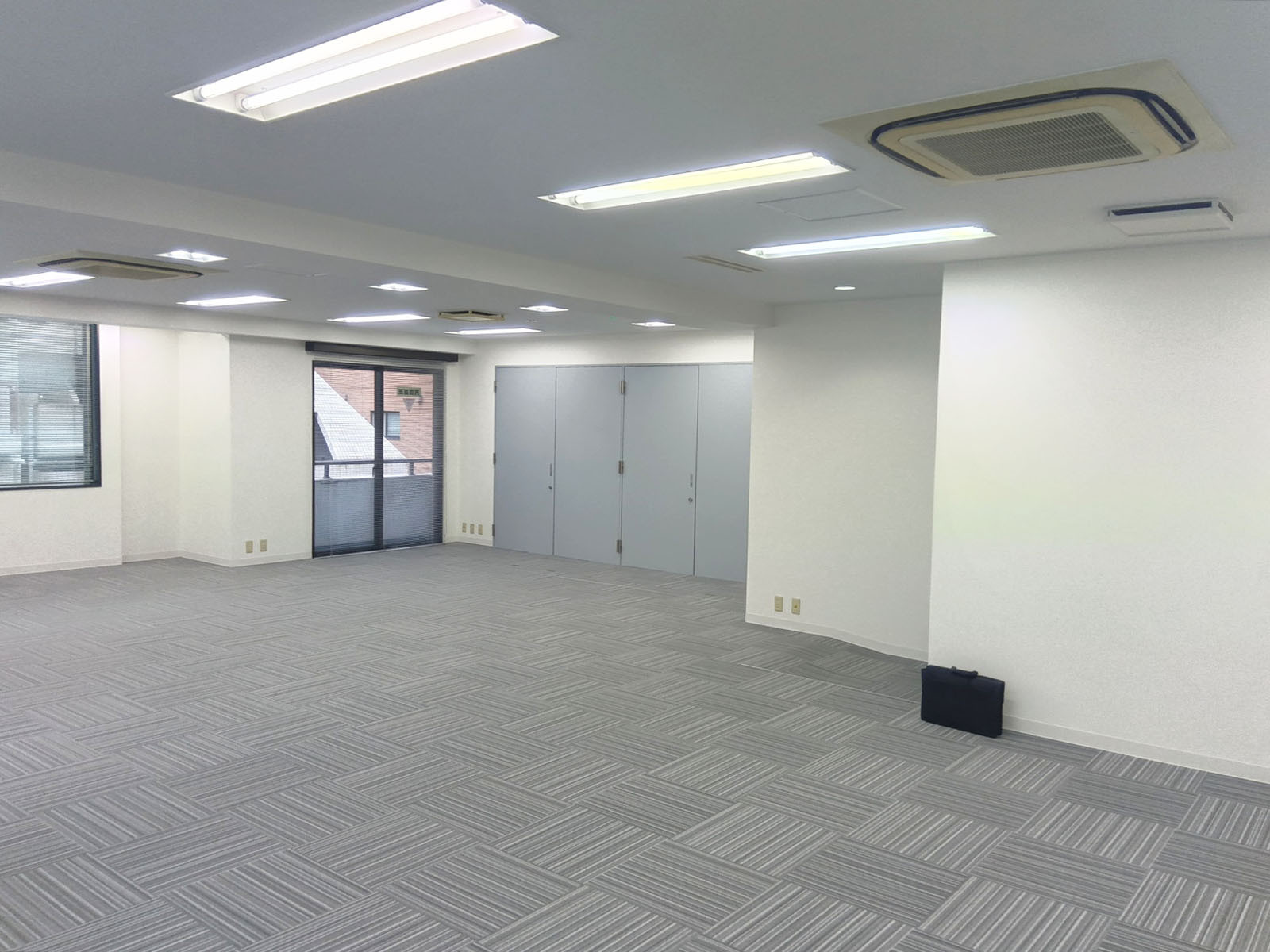 貸室奥側から見た室内