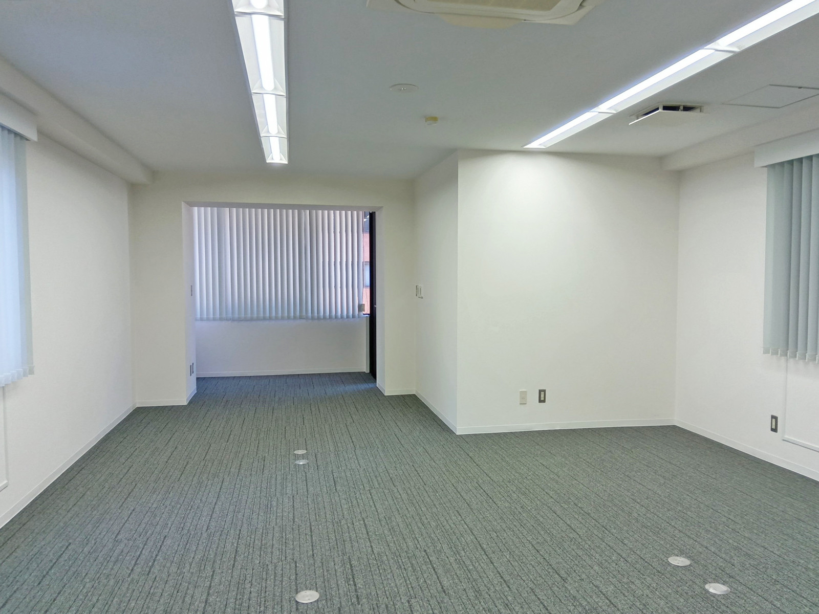 貸室奥側から見た室内