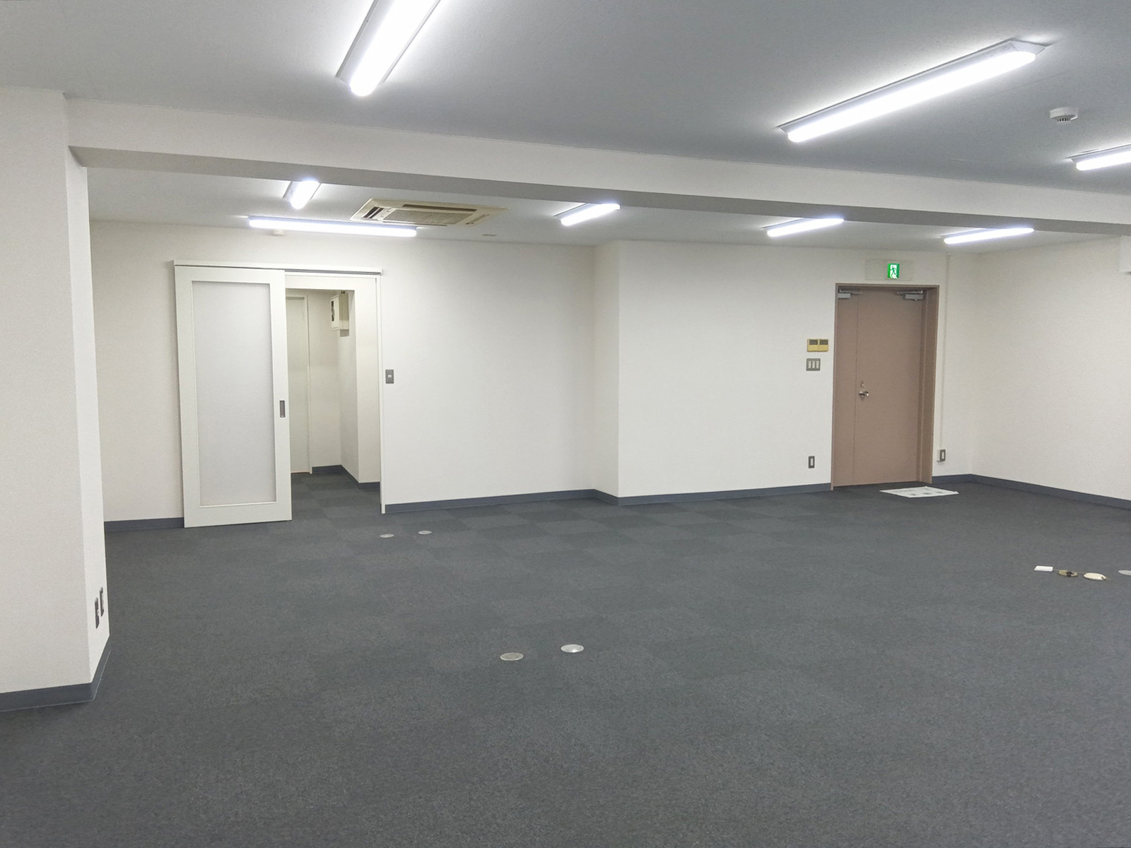貸室奥側から見た室内